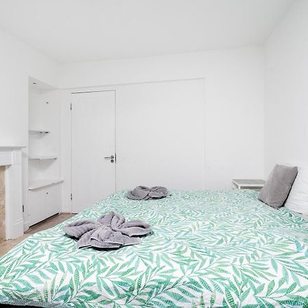 Large 4 Bedroom House With Parking Available Londra Esterno foto
