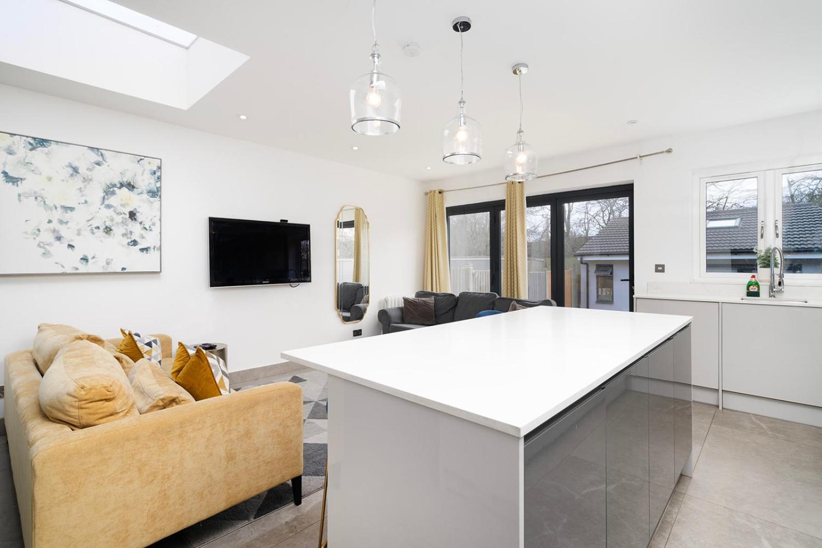 Large 4 Bedroom House With Parking Available Londra Esterno foto