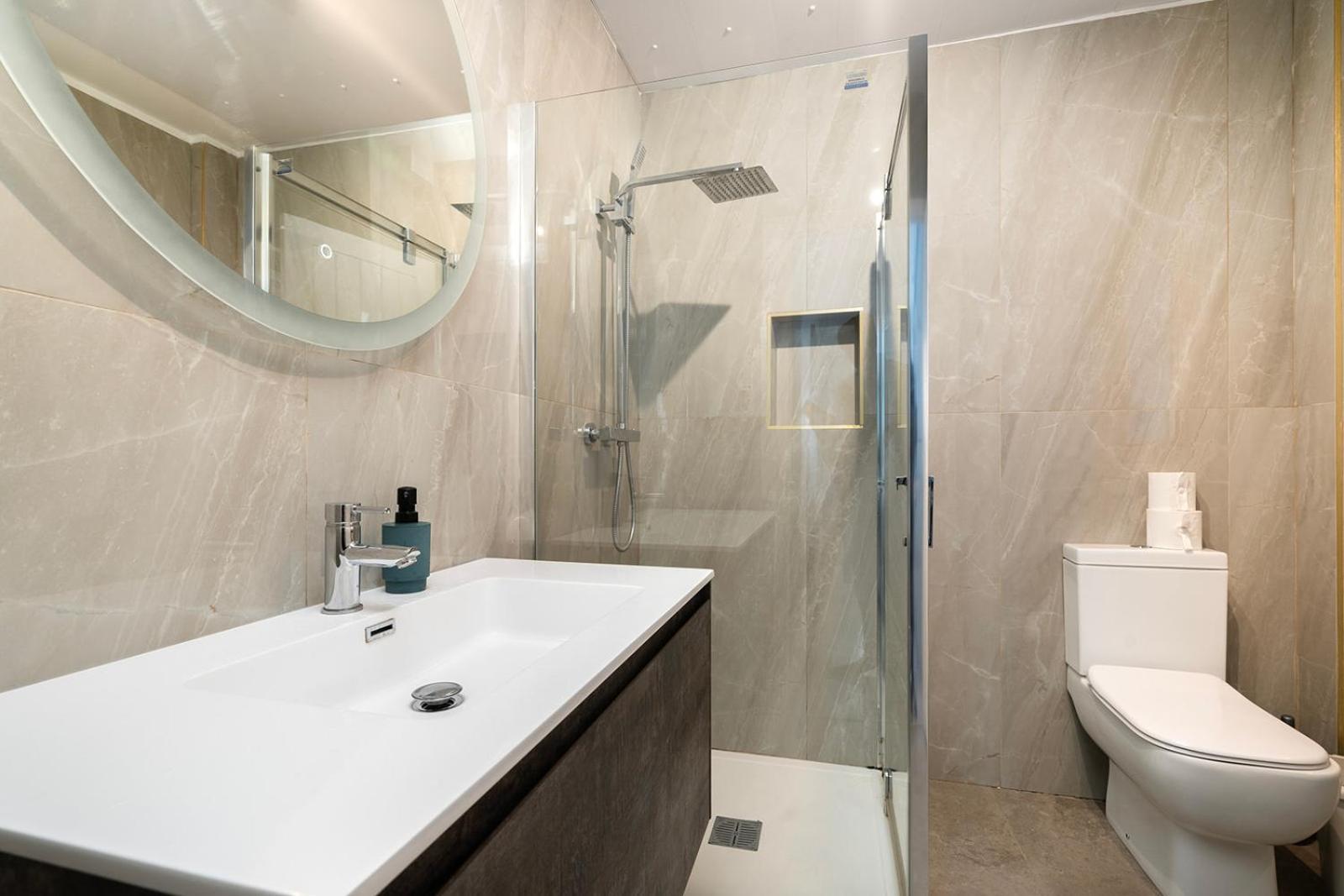 Large 4 Bedroom House With Parking Available Londra Esterno foto