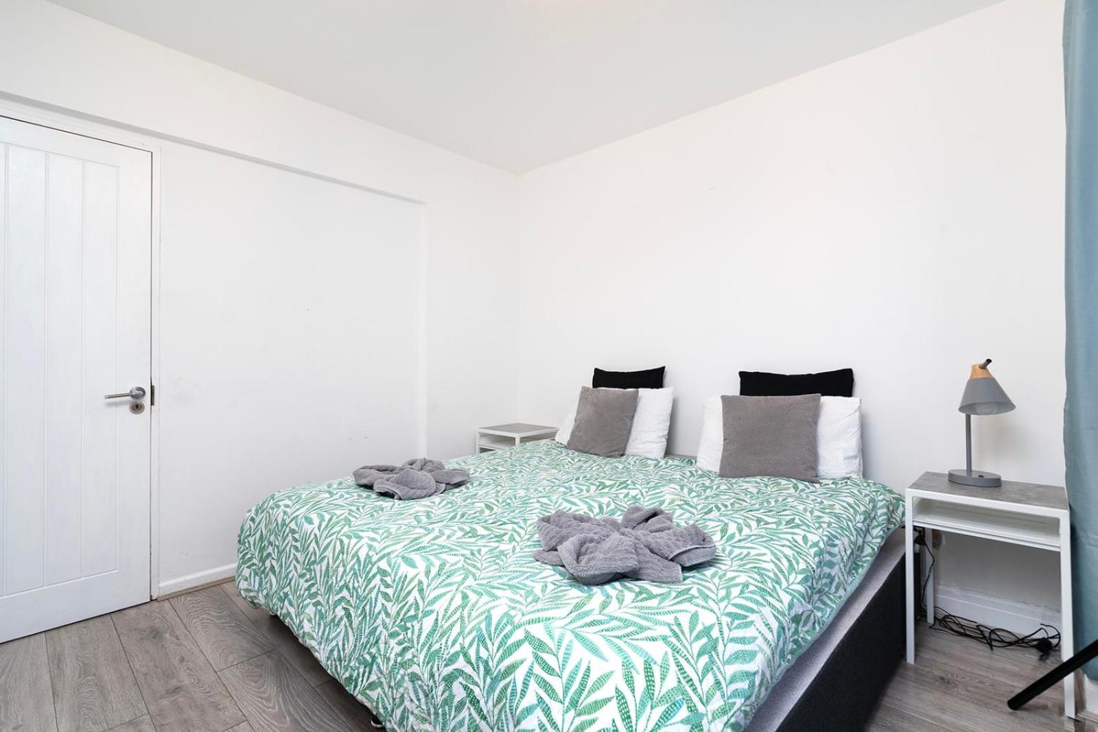 Large 4 Bedroom House With Parking Available Londra Esterno foto