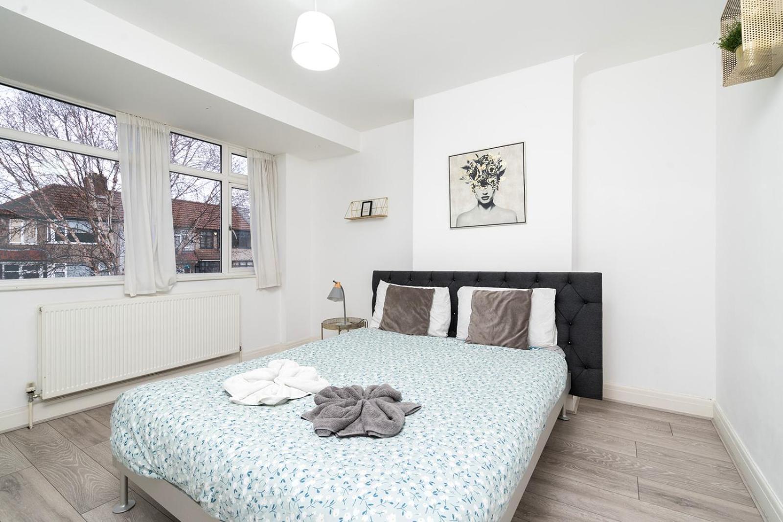 Large 4 Bedroom House With Parking Available Londra Esterno foto