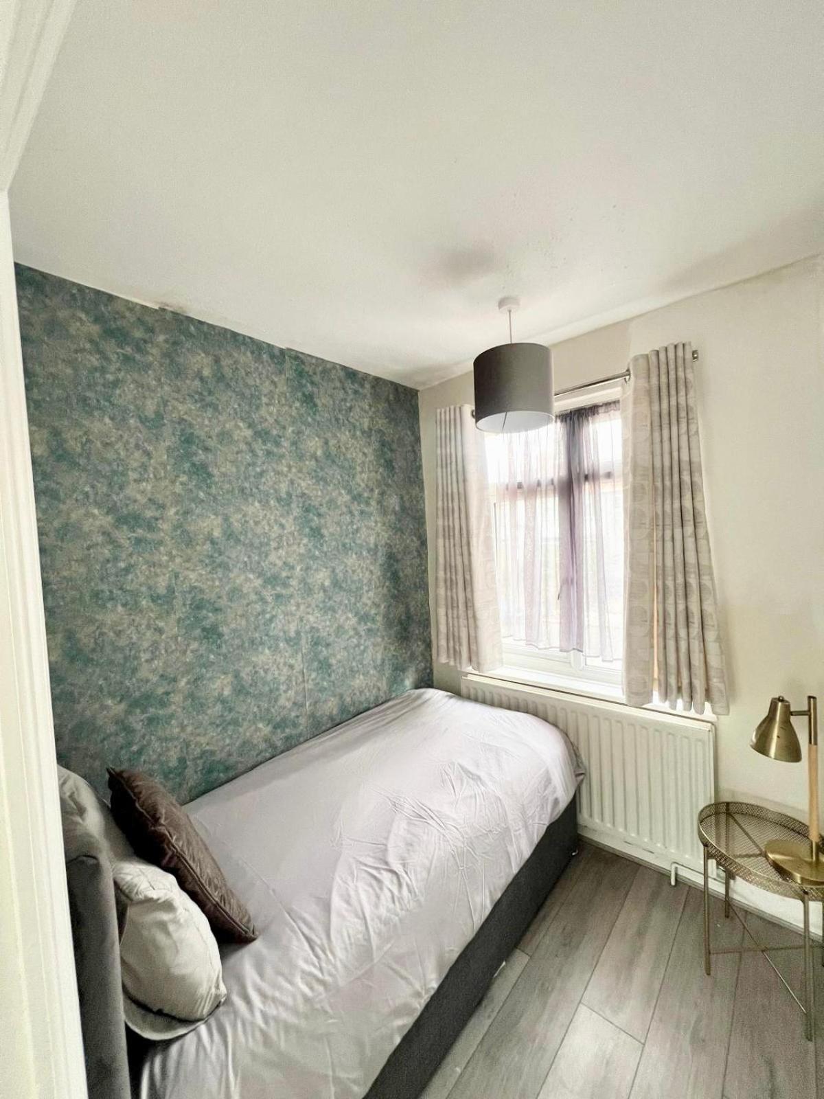 Large 4 Bedroom House With Parking Available Londra Esterno foto