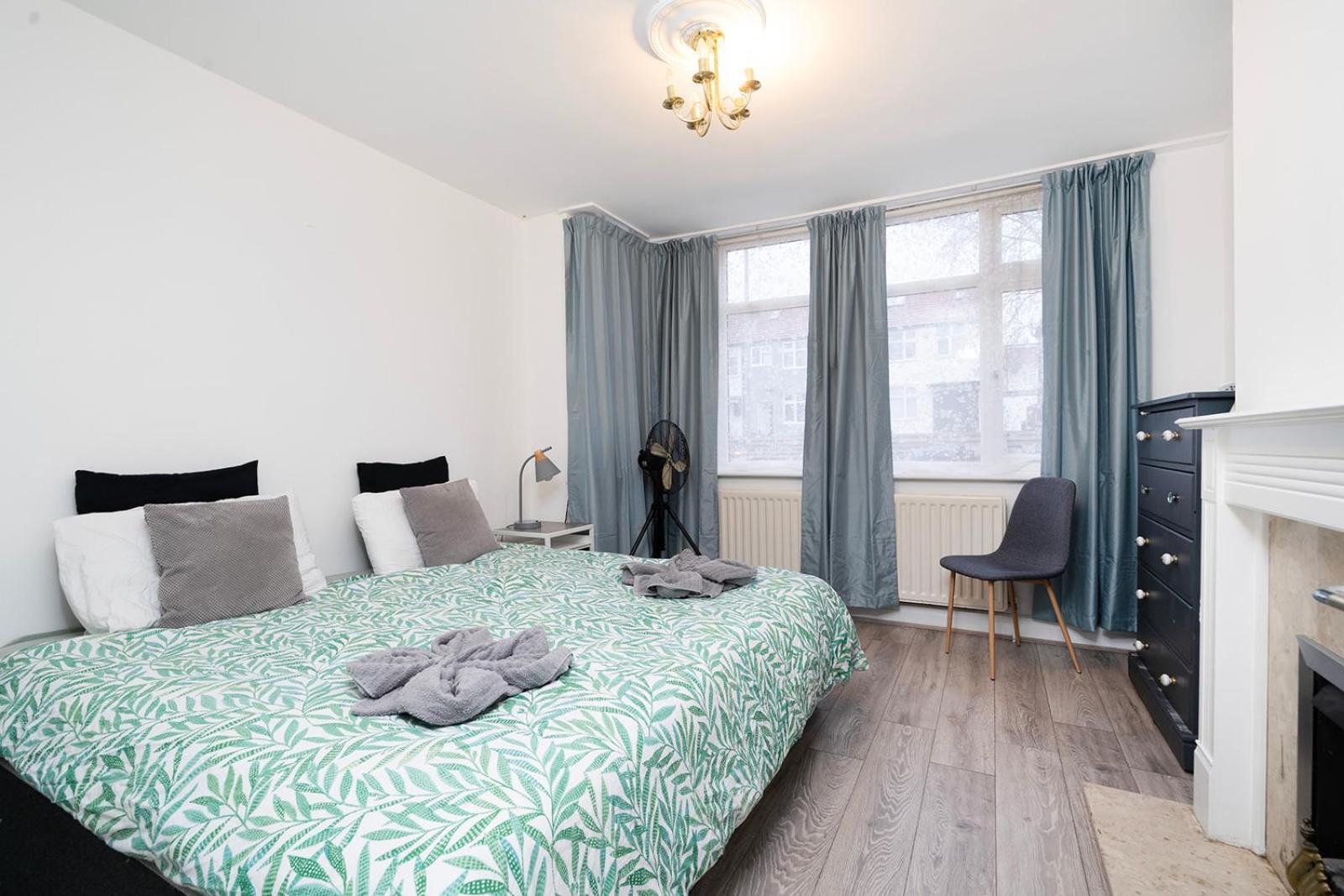 Large 4 Bedroom House With Parking Available Londra Esterno foto